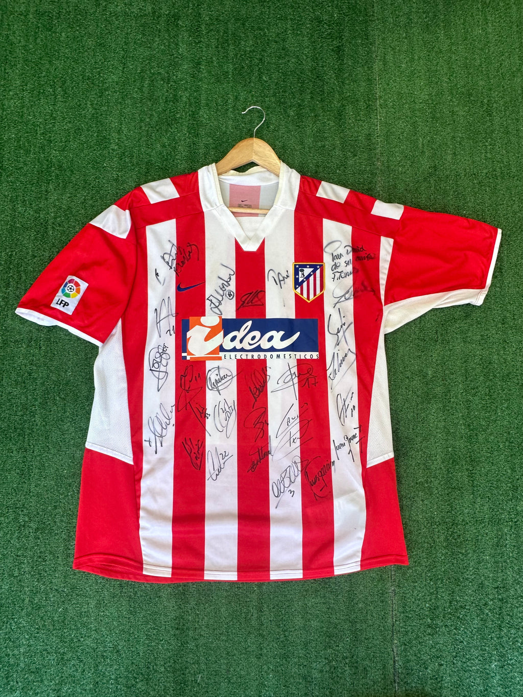 Maillot Atlético de Madrid – Fernando Torres #9 (signé par toute l’équipe) – Saison 2003/2004