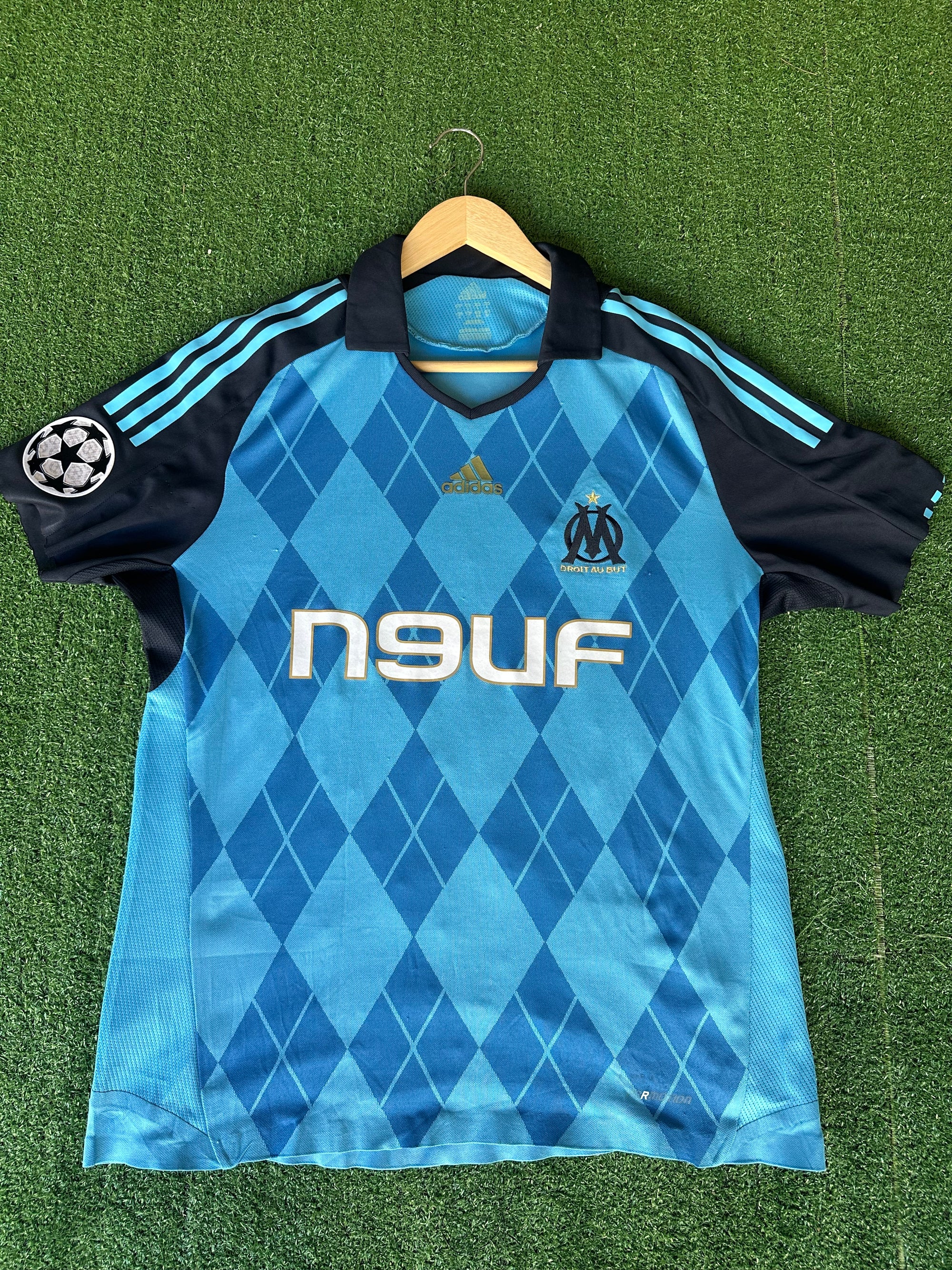 🔵⚪ Maillot Olympique de Marseille 2008/09 – Niang #11 (Match Worn vs PSV – Ligue des Champions)